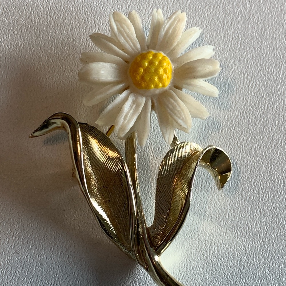 Vintage Sarah Coventry Daisy Brooch. Favorite flower??